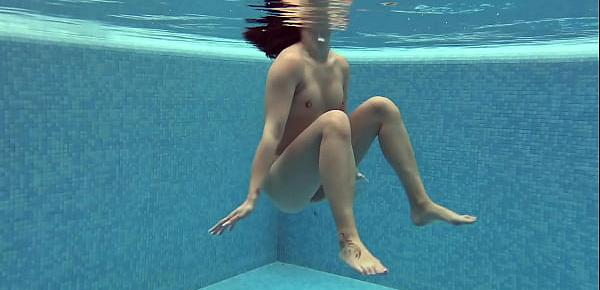  Hot underwater babe Lady Dee swims naked
